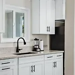 Spacious Suite - Minutes To Everything