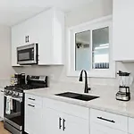 Spacious Suite - Minutes To Everything