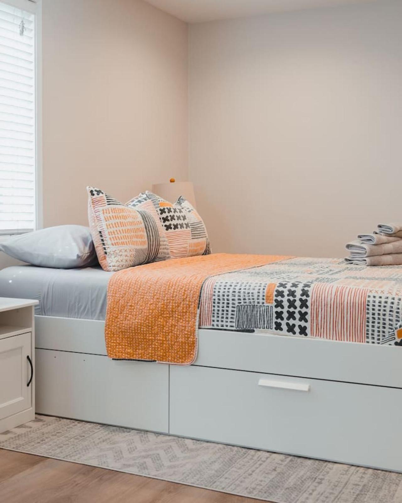 Apartment Spacious - Minutes To Everything